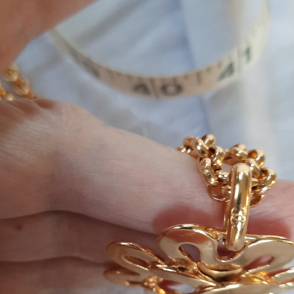 CHANEL Gold Floral Pendant Necklace, AUTHENTICATED!! - Picture 10 of 11